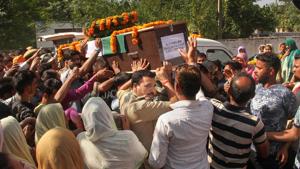 Army jawans carry the body of rifleman Rajat Kumar Basan, who was killed along the LoC, in Akhnoor sector.(PTI) Army jawans carry the body of rifleman Rajat Kumar Basan, who was killed along the LoC, in Akhnoor sector.(PTI)
