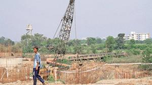 The bridge between Sector 80 and 81 has remained in a state of neglect for the last nine years.(HT Photo) The bridge between Sector 80 and 81 has remained in a state of neglect for the last nine years.(HT Photo)