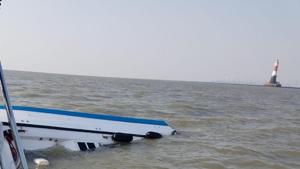 One official killed as a boat carrying senior Maharashtra government officials including the state’s top bureaucrat Dinesh Kumar Jain capsized near Prongs Reef Lighthouse.(HT Photo) One official killed as a boat carrying senior Maharashtra government officials including the state’s top bureaucrat Dinesh Kumar Jain capsized near Prongs Reef Lighthouse.(HT Photo)