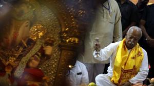 Rashtriya Swayamsevak Sangh (RSS) chief, Mohan Bhagwat, performs a puja at the Dagdushet Halwai Ganpati temple in Pune on Tuesday, with the idol of Lord Ganesh reflecting on a mobile phone screen.(Rahul raut/ HT Photo) Rashtriya Swayamsevak Sangh (RSS) chief, Mohan Bhagwat, performs a puja at the Dagdushet Halwai Ganpati temple in Pune on Tuesday, with the idol of Lord Ganesh reflecting on a mobile phone screen.(Rahul raut/ HT Photo)