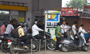 Fuel prices had been witnessing a relentless hike since the past few months in the country, burning a hole in the common commuter’s pocket.(File Photo) Fuel prices had been witnessing a relentless hike since the past few months in the country, burning a hole in the common commuter’s pocket.(File Photo)