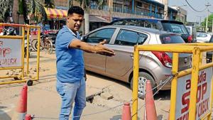 Anil Antil at the spot where judge Krishan Kant’s wife and son were shot by his personal security officer. Antil said nobody came forward to help him to take the victims to the hospital.(Parveen Kumar/HT Photo) Anil Antil at the spot where judge Krishan Kant’s wife and son were shot by his personal security officer. Antil said nobody came forward to help him to take the victims to the hospital.(Parveen Kumar/HT Photo)