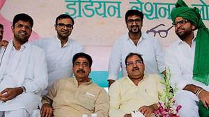 INLD leaders Dushyant Chautala (left) Ajay Chautala, (Sitting 2nd from left) Abhay Chautala, (sitting 3rd from left) and Digvijay Chautala during a rally in Bhiwani last year.(HT File) INLD leaders Dushyant Chautala (left) Ajay Chautala, (Sitting 2nd from left) Abhay Chautala, (sitting 3rd from left) and Digvijay Chautala during a rally in Bhiwani last year.(HT File)