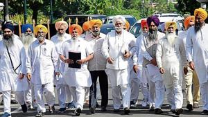 A 20-member delegation of political and religious leaders on Wednesday met Punjab governor VP Singh Badnore to convey that Bargari morcha sit-in has been peaceful and not a threat to peace.(HT Photo)