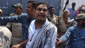 Police officials escort Brajesh Thakur, the main accused in the Muzaffarpur shelter home sexual abuse scandal, to a Muzaffarpur court in Bihar in August 2018.(AFP/File Photo) Police officials escort Brajesh Thakur, the main accused in the Muzaffarpur shelter home sexual abuse scandal, to a Muzaffarpur court in Bihar in August 2018.(AFP/File Photo)