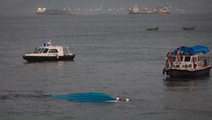 Rescuers tow the capsized boat on soon after the accident.(PTI) Rescuers tow the capsized boat on soon after the accident.(PTI)