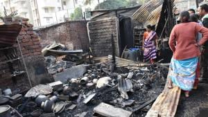 Fire brigade officials stated that the fire might have started due to a short circuit in Dalvinagar slum.(HT PHOTO) Fire brigade officials stated that the fire might have started due to a short circuit in Dalvinagar slum.(HT PHOTO)