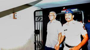 Vernon Gonsalves taken to Farazkhana police station in Pune on August 29.(HT PHOTO) Vernon Gonsalves taken to Farazkhana police station in Pune on August 29.(HT PHOTO)