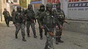 A cordon and search operation began in the morning after forces were informed of militant presence in Malganipora area of the town.(Waseem Andrabi/ HT) A cordon and search operation began in the morning after forces were informed of militant presence in Malganipora area of the town.(Waseem Andrabi/ HT)