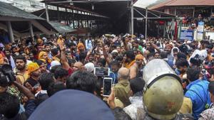 Protesters oppose the entry of women to the Sabarimala Temple in Kerala on October 19.(PTI Photo) Protesters oppose the entry of women to the Sabarimala Temple in Kerala on October 19.(PTI Photo)