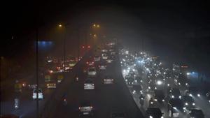 Vehicles ply at slow pace near Punjabi Bagh due to smog in New Delhi.(PTI File Photo) Vehicles ply at slow pace near Punjabi Bagh due to smog in New Delhi.(PTI File Photo)