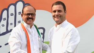Congress president Rahul Gandhi welcomes former NCP leader Tariq Anwar back into the party fold.(PTI) Congress president Rahul Gandhi welcomes former NCP leader Tariq Anwar back into the party fold.(PTI)