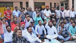 Cracker-sellers protesting outside the deputy commissioner’s office in Ludhiana on Friday. They are demanding an increase in the limit of issuance of temporary licences.(HT Photo) Cracker-sellers protesting outside the deputy commissioner’s office in Ludhiana on Friday. They are demanding an increase in the limit of issuance of temporary licences.(HT Photo)