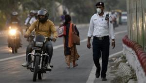 A traffic police wears a mask to protect himself from pollution at Pragati Maidan in New Delhi, India, on Thursday, October 25, 2018.(Biplov Bhuyan/HT PHOTO) A traffic police wears a mask to protect himself from pollution at Pragati Maidan in New Delhi, India, on Thursday, October 25, 2018.(Biplov Bhuyan/HT PHOTO)