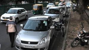 Vehicles parked on the roadside near the apni mandi at Sector 43 in Chandigarh on Saturday evening.(Ravi kumar/HT) Vehicles parked on the roadside near the apni mandi at Sector 43 in Chandigarh on Saturday evening.(Ravi kumar/HT)