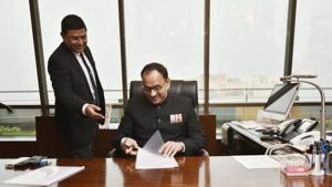 The Central Bureau of Investigation (CBI) will hand over to the Central Vigilance Commission (CVC) on Monday all files and documents required to inquire into allegations levelled against its director Alok Verma by his deputy Rakesh Asthana, officials familiar with the development said.(HT Photo) The Central Bureau of Investigation (CBI) will hand over to the Central Vigilance Commission (CVC) on Monday all files and documents required to inquire into allegations levelled against its director Alok Verma by his deputy Rakesh Asthana, officials familiar with the development said.(HT Photo)