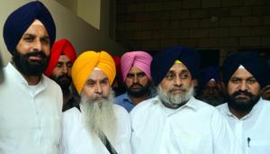 Shiromani Akali Dal president Sukhbir Singh Badala and former minister Bikram Singh Majithia(left) with veteran Akali leader Bhai Manjeet Singh in Amritsar. on Sunday.(Sameer Sehgal/HT) Shiromani Akali Dal president Sukhbir Singh Badala and former minister Bikram Singh Majithia(left) with veteran Akali leader Bhai Manjeet Singh in Amritsar. on Sunday.(Sameer Sehgal/HT)