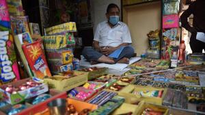 An Indian shopkeeper looks on at his firecracker shop in New Delhi on October 23, 2018. - India's top court on October 23 eased a ban on fireworks for a major Hindu festival despite air pollution in New Delhi and other cities again reaching danger levels. (Photo by Money SHARMA / AFP)(AFP) An Indian shopkeeper looks on at his firecracker shop in New Delhi on October 23, 2018. - India's top court on October 23 eased a ban on fireworks for a major Hindu festival despite air pollution in New Delhi and other cities again reaching danger levels. (Photo by Money SHARMA / AFP)(AFP)