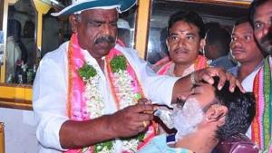 S Madhusudhana Chary, a TRS candidate who is canvassing for himself in Bhupalpalli constituency, gatecrashed into a barber’s shop on Monday and took to shaving a customer’s beard.(HT Photo)