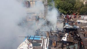 Major fire breaks out at the Lalmati slum near Bandra West, nearly 70 houses were gutted in fire.(HT Photo/Kunal Patil) Major fire breaks out at the Lalmati slum near Bandra West, nearly 70 houses were gutted in fire.(HT Photo/Kunal Patil)