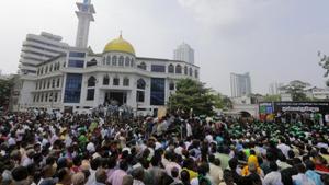 Sacked Sri Lankan PM Ranil Wickremesinghe’s party said about 1,00,000 people flooded the streets, while police sources estimated 25,000 even as scores of buses brought more demonstrators to the biggest rally since the constitutional crisis erupted.(AP) Sacked Sri Lankan PM Ranil Wickremesinghe’s party said about 1,00,000 people flooded the streets, while police sources estimated 25,000 even as scores of buses brought more demonstrators to the biggest rally since the constitutional crisis erupted.(AP)