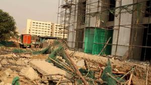Workers at the site in Noida said the scaffolding fell after an almost 15 foot tall column collapsed onto it.(HT Photo) Workers at the site in Noida said the scaffolding fell after an almost 15 foot tall column collapsed onto it.(HT Photo)