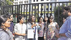 Parents gather outside Vibgyor school, NIBM, to protest against the fee hike on Tuesday.(Pratham Gokhale/HT Photo) Parents gather outside Vibgyor school, NIBM, to protest against the fee hike on Tuesday.(Pratham Gokhale/HT Photo)