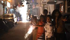 Children enjoy as they burst crackers on the occasion of Diwale in Mayur Vihar on October 19, 2017.(Sushil Kumar/HT PHOTO) Children enjoy as they burst crackers on the occasion of Diwale in Mayur Vihar on October 19, 2017.(Sushil Kumar/HT PHOTO)