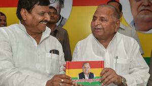 Samajwadi Party founder Mulayam Singh Yadav accepts flag of Pragatisheel Samajwadi Party Lohia from his brother and PSPL founder Shivpal Singh Yadav at his residence, in Lucknow, Tuesday, Oct 30, 2018.(PTI) Samajwadi Party founder Mulayam Singh Yadav accepts flag of Pragatisheel Samajwadi Party Lohia from his brother and PSPL founder Shivpal Singh Yadav at his residence, in Lucknow, Tuesday, Oct 30, 2018.(PTI)