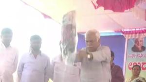 Karnataka revenue minister RV Deshpande was seen throwing kits at sportspersons in a video that was widely shared on social media.(Screengrab) Karnataka revenue minister RV Deshpande was seen throwing kits at sportspersons in a video that was widely shared on social media.(Screengrab)