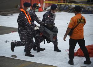 Indonesian military personnel carry the remains of a victim of the ill-fated Lion Air flight JT 610 at Jakarta port during search operations in the waters off Karawang.(AFP) Indonesian military personnel carry the remains of a victim of the ill-fated Lion Air flight JT 610 at Jakarta port during search operations in the waters off Karawang.(AFP)