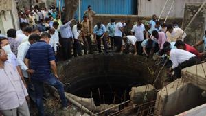 Two of the five victims were fire officials who jumped in to the well to rescue the other three who died in Kalyan.(Rishikesh Choudhary/HT) Two of the five victims were fire officials who jumped in to the well to rescue the other three who died in Kalyan.(Rishikesh Choudhary/HT)