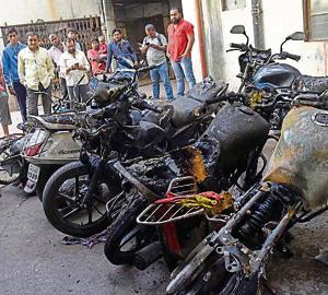 Six motorcycles parked near Kapila vastu housing society in Milindnagar, Pimpri, caught fire that broke out due to an electrical short circuit on Friday morning.(HT) Six motorcycles parked near Kapila vastu housing society in Milindnagar, Pimpri, caught fire that broke out due to an electrical short circuit on Friday morning.(HT)