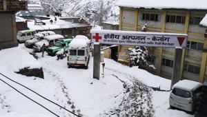 Over three feet of snow had accumulated in the high altitude Peer Ki Gali stretch of the road, connecting the twin districts of Rajouri and Poonch in Jammu with south Kashmir Shopian.(Anil Dayal/HT Photo) Over three feet of snow had accumulated in the high altitude Peer Ki Gali stretch of the road, connecting the twin districts of Rajouri and Poonch in Jammu with south Kashmir Shopian.(Anil Dayal/HT Photo)