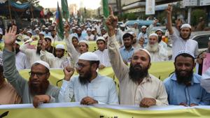 Pakistani activists of the Islamic Jamiat-e-Ittihad ul Ulema party chant slogans during a protest following the Supreme Court's decision to acquit Christian woman Asia Bibi of blasphemy, in Karachi on November 3, 2018.(AFP Photo) Pakistani activists of the Islamic Jamiat-e-Ittihad ul Ulema party chant slogans during a protest following the Supreme Court's decision to acquit Christian woman Asia Bibi of blasphemy, in Karachi on November 3, 2018.(AFP Photo)