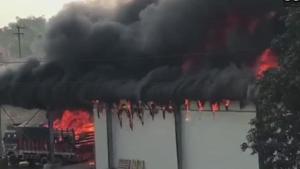 There were 400 people working at the Magarwara unit when the low-intensity fire broke out and spread to other parts of the factory rapidly, said additional chief fire officer Shiv Daras.(ANI/Twitter) There were 400 people working at the Magarwara unit when the low-intensity fire broke out and spread to other parts of the factory rapidly, said additional chief fire officer Shiv Daras.(ANI/Twitter)
