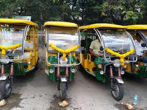 A farmers’ market near Model colony saw eight e-rickshaws that were offering services free of charge to shoppers.(HT/PHOTO) A farmers’ market near Model colony saw eight e-rickshaws that were offering services free of charge to shoppers.(HT/PHOTO)