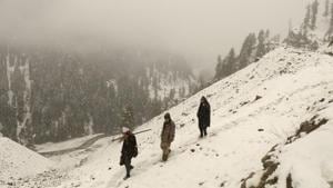 Kashmir Valley witnessed snowfall in the month of November for the first time since 2009.(Waseem Andrabi/ Hindustan Times) Kashmir Valley witnessed snowfall in the month of November for the first time since 2009.(Waseem Andrabi/ Hindustan Times)