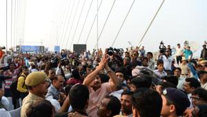 Delhi BJP chief Manoj Tiwari (C) gestures during a protest for allegedly not inviting him to the inauguration of the Signature Bridge.(AFP Photo) Delhi BJP chief Manoj Tiwari (C) gestures during a protest for allegedly not inviting him to the inauguration of the Signature Bridge.(AFP Photo)