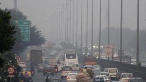 Vehicles move through Delhi- Gurugram Expressway amid dense smog and air pollution, in Gurugram, India, on Sunday, November 04, 2018. (Photo by Yogendra Kumar/Hindustan Times)(Yogendra Kumar/HT Photo) Vehicles move through Delhi- Gurugram Expressway amid dense smog and air pollution, in Gurugram, India, on Sunday, November 04, 2018. (Photo by Yogendra Kumar/Hindustan Times)(Yogendra Kumar/HT Photo)