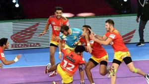 File image of players of Gujarat Fortunegiants in action in the PKL.(PTI) File image of players of Gujarat Fortunegiants in action in the PKL.(PTI)