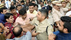 Delhi BJP chief Manoj Tiwari along with his supporters in a scuffle during the inauguration of the Signature Bridge over Yamuna River at Wazirabad in New Delhi on November 4.(PTI Photo) Delhi BJP chief Manoj Tiwari along with his supporters in a scuffle during the inauguration of the Signature Bridge over Yamuna River at Wazirabad in New Delhi on November 4.(PTI Photo)