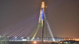 Top facts of Delhi Signature Bridge: It is being projected as India’s first asymmetrical cable-stayed bridge, with the gesture ‘namaste’.(HT Photo/Sonu Mehta) Top facts of Delhi Signature Bridge: It is being projected as India’s first asymmetrical cable-stayed bridge, with the gesture ‘namaste’.(HT Photo/Sonu Mehta)