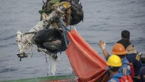 Rescuers use crane to retrieve part of the landing gears of the crashed Lion Air jet.(AP)