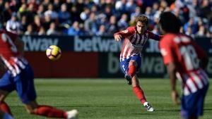 Atletico Madrid's French forward Antoine Griezmann will have to lead the show against Borussia Dortmund.(AFP) Atletico Madrid's French forward Antoine Griezmann will have to lead the show against Borussia Dortmund.(AFP)