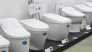Toilets at Lixil Corp. Enokido factory.(Bloomberg) Toilets at Lixil Corp. Enokido factory.(Bloomberg)