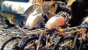 As many as 18 vehicles in Delhi’s Madangir village near Ambedkar Nagar were gutted after an unidentified man set them on fire.(HT Photo) As many as 18 vehicles in Delhi’s Madangir village near Ambedkar Nagar were gutted after an unidentified man set them on fire.(HT Photo)