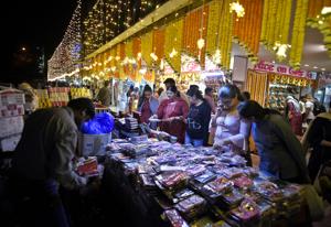 Delhiites throng the local markets for last minute Diwali shopping.(HT File Photo) Delhiites throng the local markets for last minute Diwali shopping.(HT File Photo)