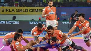 Players in action during the Pro Kabaddi league match between Dabang Delhi and Haryana Steelers.(PTI) Players in action during the Pro Kabaddi league match between Dabang Delhi and Haryana Steelers.(PTI)