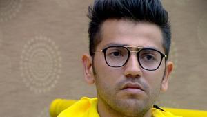 Romil Chaudhary allowed Somi Khan to watch her family’s video message in his place.(Twitter) Romil Chaudhary allowed Somi Khan to watch her family’s video message in his place.(Twitter)